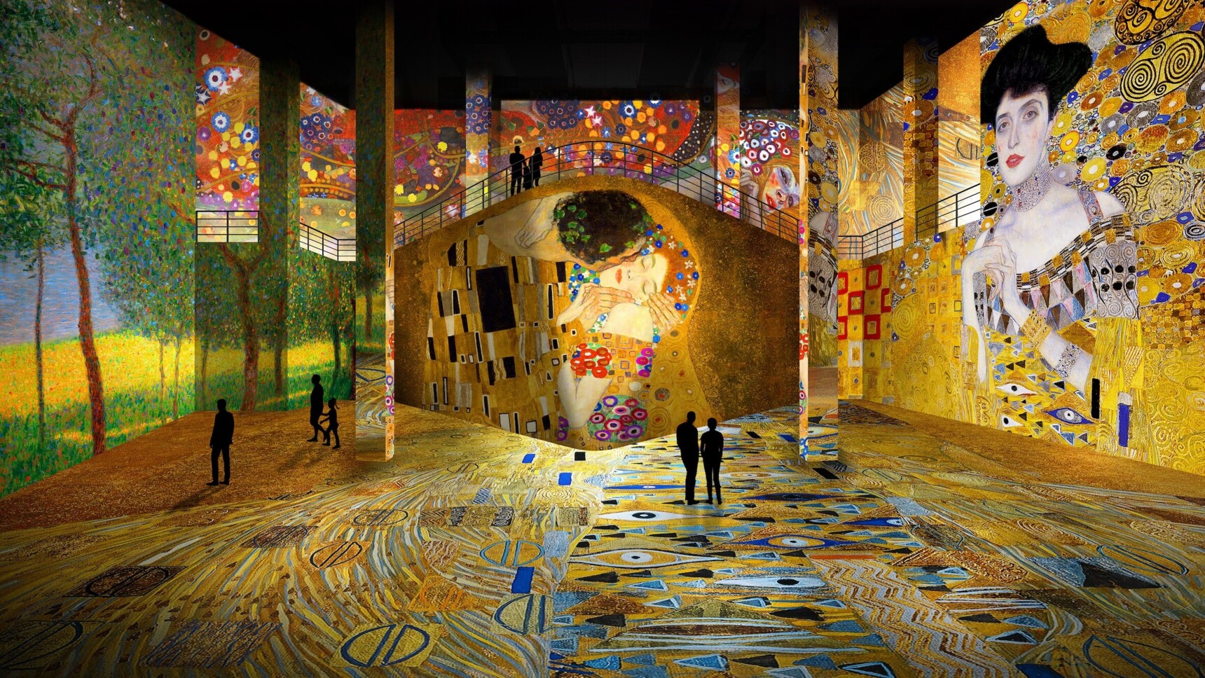 Menschen betrachten Gustav Klimts leuchtende Kunstprojektionen in einem immersiven Ausstellungsraum.